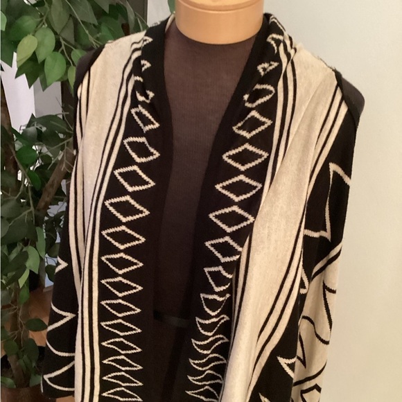 Maurice’s sleeveless cardigan Woman’s XL/XXL black and tan Aztec pattern - Picture 9 of 12